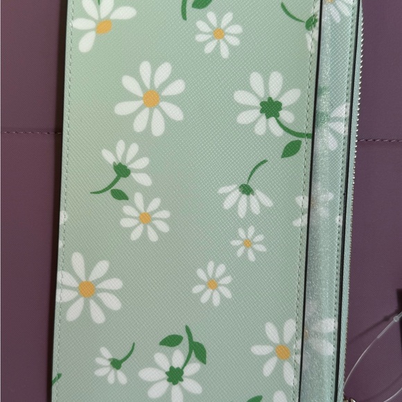 NWT Kate Spade Medium Lucy Scattered Daisi pattern wristlet - Picture 2 of 9